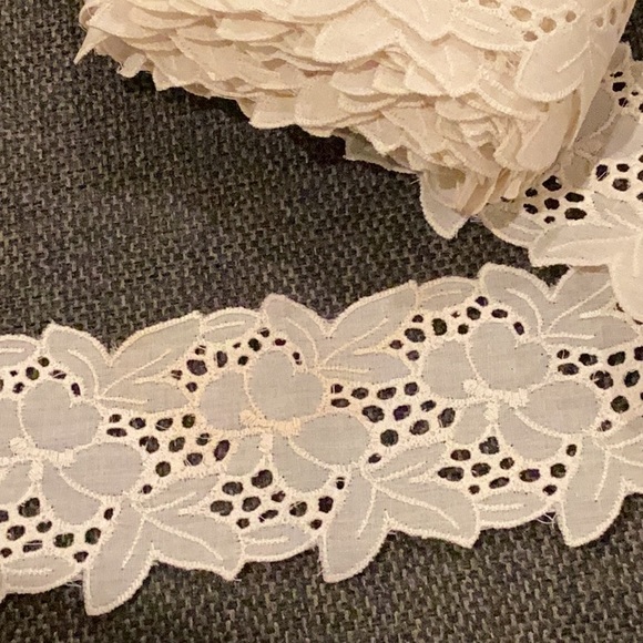 ASSORT 50+ YDS  VINTAGE TRIMS - Picture 4 of 7